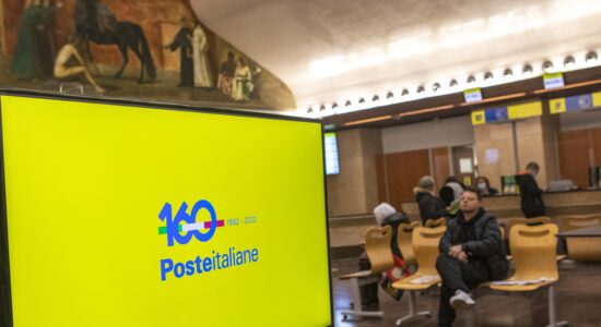 Ufficio di Poste Italiane-Foto da imagoeconomica