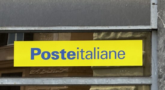 Il regalo più buono da mettere sotto l’albero di Natale per figli e nipoti è alle Poste Italiane-Foto da imagoeconomica