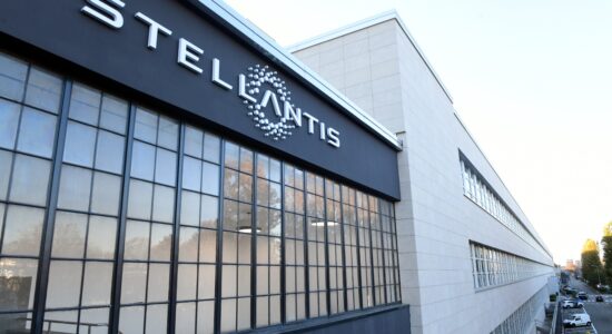Stellantis offre di lasciare il lavoro e prendere 126.000 euro di premio-Foto da imagoeconomica
