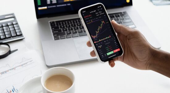 Le azioni Amplifon e Ferrari hanno chiuso al ribasso l'ultima seduta di Borsa aperta