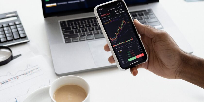 Le azioni Amplifon e Ferrari hanno chiuso al ribasso l'ultima seduta di Borsa aperta