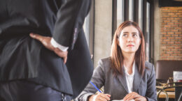 Forse non lo sai, ma se il tuo datore di lavoro si comporta così rischia 4.000 euro di multa e il carcere: ecco come difendere i tuoi diritti